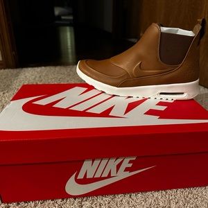 Women’s Nike Air Max Thea Mid